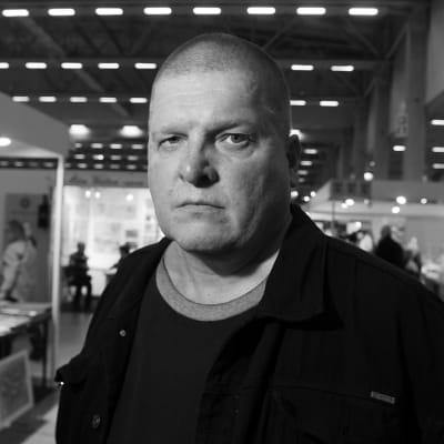 Toimittaja ja kirjailija Jarkko Sipilä.