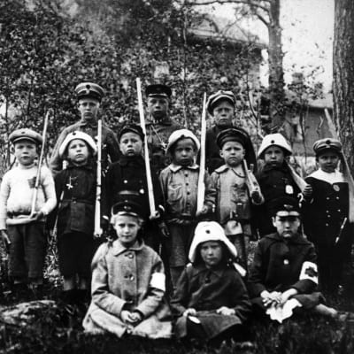Barn med gevär gjorda av trä under inbördeskriget 1918.