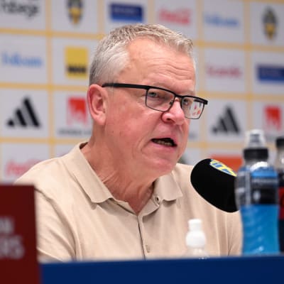 Ruotsin jalkapallomaajoukkueen päävalmentaja Janne Andersson lehdistötilaisuudessa.