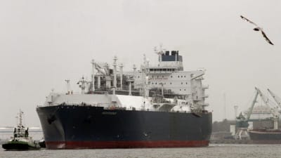 Ett fartyg som transporterar LNG lägger till i en hamn.