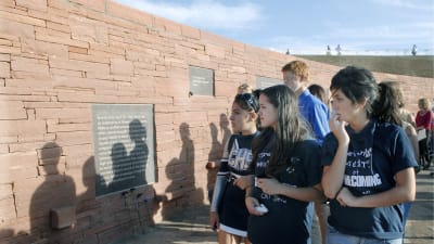 Elever i skolan i Columbine  ser på minnestavlor av dödsoffren i sin skola på 20-årsdagen av massakern den 20 april i år