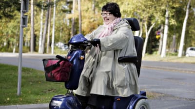 kvinna kör inva-moped