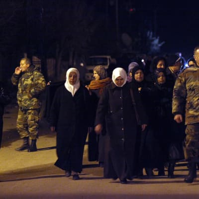 Civila från Madaya tilläts lämna staden av medicinska skäl på måndag kväll, då den första hjälpkonvojen nådde den belägrade staden.