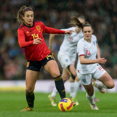 Espanjan Alexia Putellas (vas.) pallon kanssa. Taustalla Englannin Georgia Stanway.