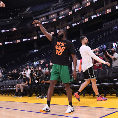 Boston Celticsin Jaylen Bowen heittää lämmittelyissä. Bowenin päällä on paita, jossa lukee "We are BG".