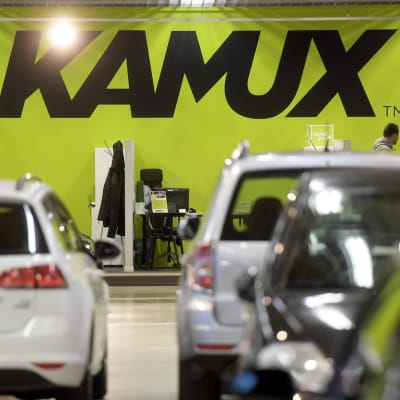 Kamux-autokaupan suuri logo, etualalla myytäviä autoja. 