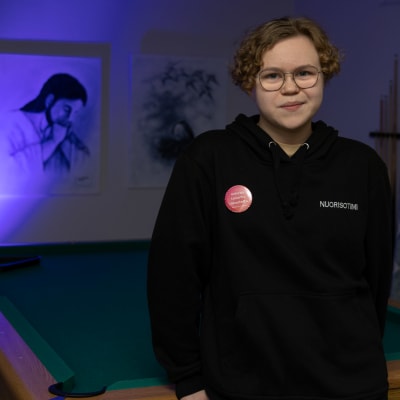 18-vuotias torniolainen seurakuntavaaliehdokas Saimi Vuollo nojaa biljardipöytään seurakuntakeskuksen Herran kellarissa. 