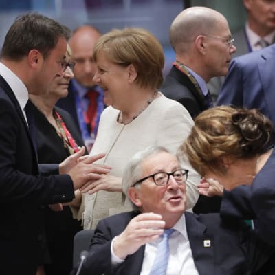 Luxemburgs premiärminister Xavier Bettel samtalar med Tysklands förbundskansler Angela Merkel.
