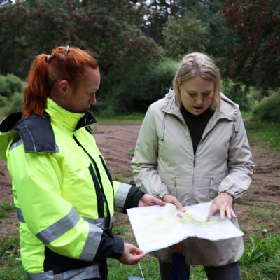 Kotkan kaupungin puistotoimen työnohjaaja-puutarhuri Mari Nenonen toi Erika Taima-Liljeströmille ekopuiston tuoreimman puistosuunnitelman. 
