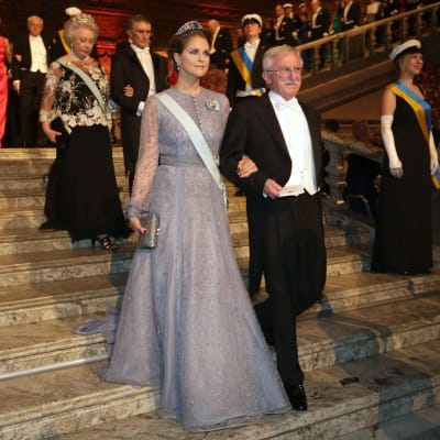 Prinsessan Madeleine och vinnaren av Nobelpriset i kemi Paul Modrich anländer till Nobelbanketten 2015.