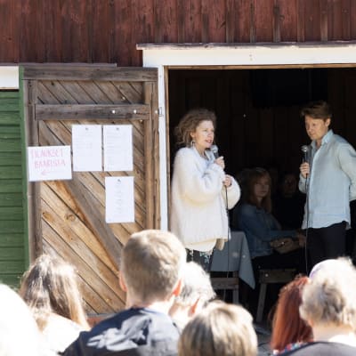 Kuhmon kamarimusiikin taiteelliset johtajat Minna Pensola ja Antti Tikkanen kertovat yleisölle tapahtumasta.