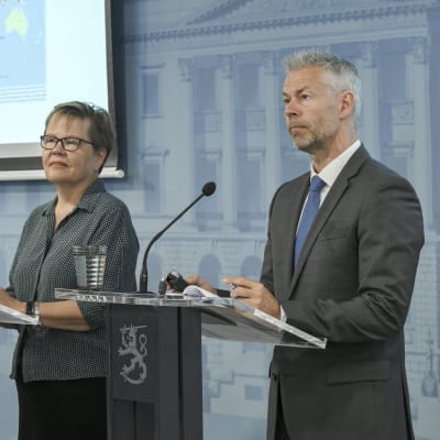 Päivi Salo, Tuija Kumpulainen och Taneli Puumalainen håller presskonferens.
