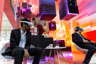 Två män med virtuella glasögon i Brasiliens paviljong.