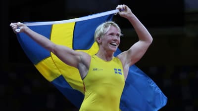 Jenny Fransson jublar med den svenska flaggan på ryggen