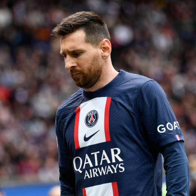 Lionel Messi ser sammanbiten ut.
