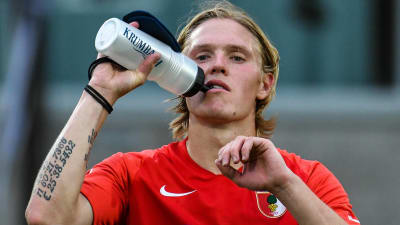 Fredrik Jensen dricker vatten vid träningspass.