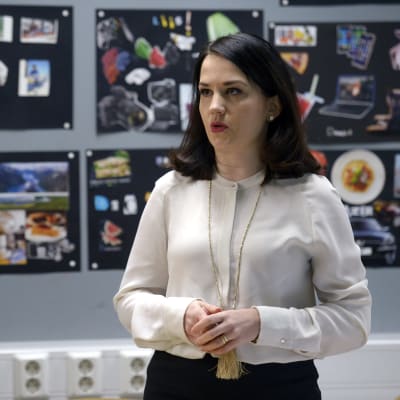 Undervisnings- och kulturminister Sanni Grahn-Laasonen tog emot expertgruppens rapport.
