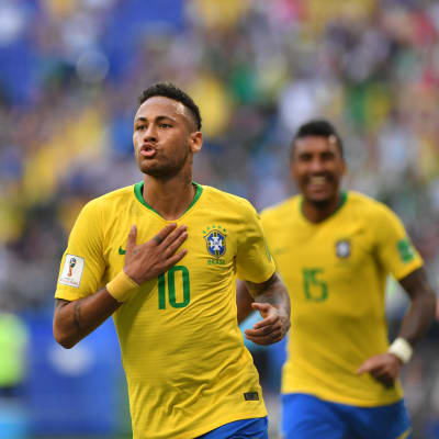 Brasiliens fotbollsstjärna nummer ett, Neymar, firar mål mot Mexico.