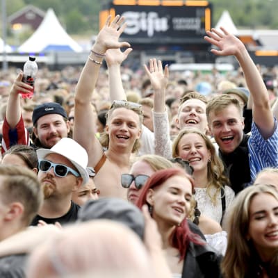 Yleisö nauttii Ellinooran keikasta Ruisrockissa.