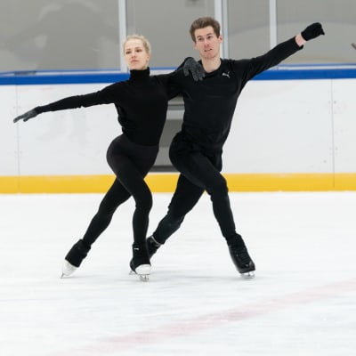 juulia Juulia Turkkila ja Matthias Versluis harjoittelevat pirkkolan jäähallissa.