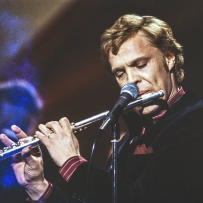 Vesa-Matti Loiri soittaa huilua ja esittää Euroviisu-kappaleensa Huilumies vuonna 1980.