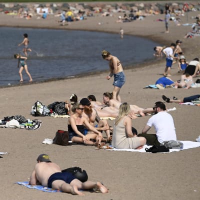 Människor på Sandudds badstrand i Helsingfors . 