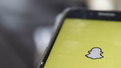 En telefon med appen snapchat öppen.