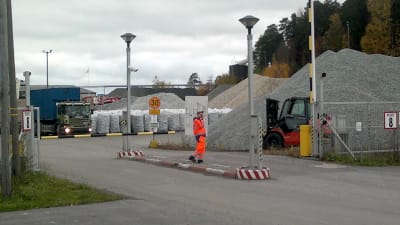 Ingången till Parocs stenullsfabrik i Pargas.
