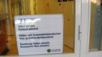 skylt till frontoffice i Raseborgs stadshus
