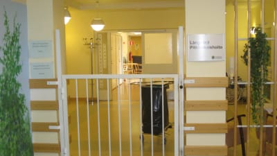 Ingången till långvårdsavdelningen på Mjölbolsta i Karis.
