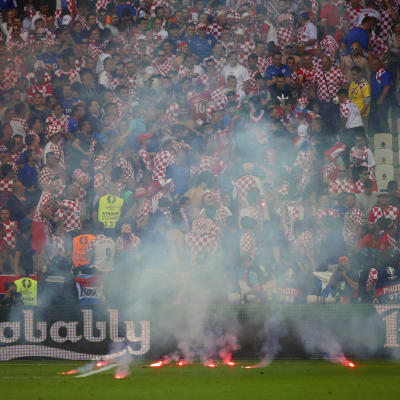 Kroatiska fans har kastat facklor på plan i matchen mot Tjeckien i fotbolls-EM.