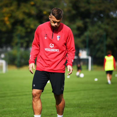 Lukas Podolski pustar ut på ett träningspass med Gornik Zabrze.