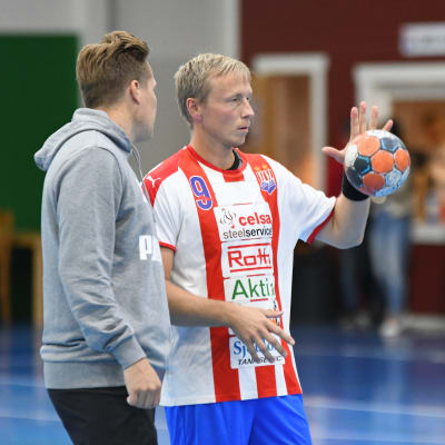 Jac Karlsson och BK-46-tränaren Andreas Rönnberg.