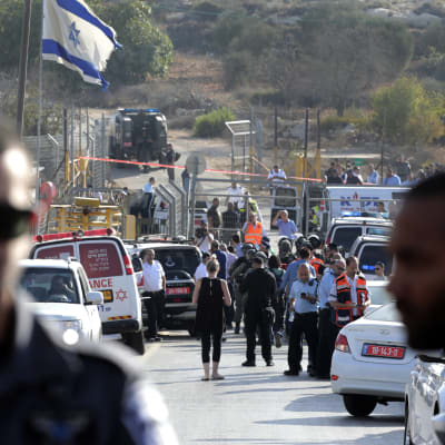 Israelisk gränspolis vid infarten till bosättningen Har Adar, där attacken inträffade. 