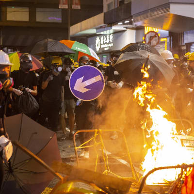 Aktivister som på måndagen demonstrerar för fjärde dagen i rad, försöker nu lamslå staden genom storstrejker och protestaktioner