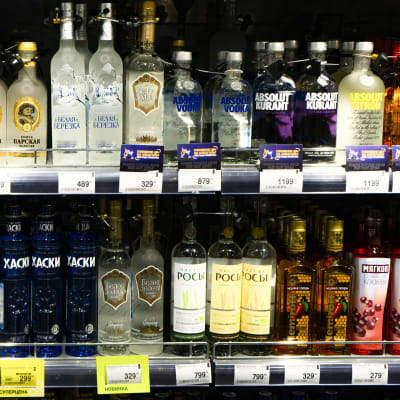 Vodkaflaskor på en butikhylla i Ryssland.