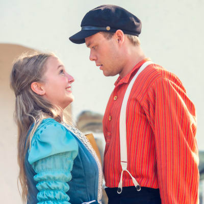 Desirée Kavander och Thomas Reuter på scen i pjäsen Roger&Julia.