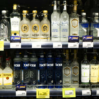 Vodkaflaskor på en butikhylla i Ryssland.