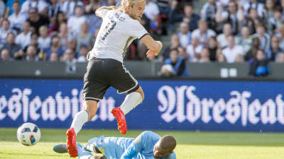 APOEL:s målvakt Boy Waterman och Rosenborgs anfallare Christian Gytkjaer kämpar om bollen.