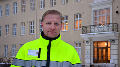 Säkerhetschef Timo Toivonen framför ingången till en av Vasa centralsjukhus psykiatriska enheter i Roparnäs.