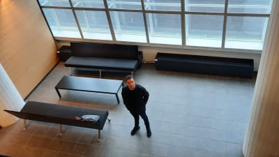 Man står och tittar uppåt i ett stort rum.