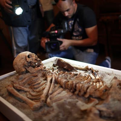 Ett skelett vars bröst har spetsats med ett stålrör vilket anses ha varit den bulgariska metoden att ta kål på vampyrer under medeltiden. 