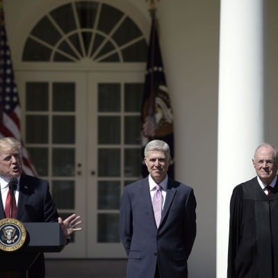 President Trump i talarstol utanför Vita huset med domarna  Kennedy och Gorsuch