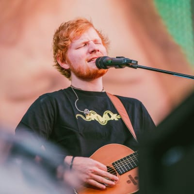 Ed Sheeran esiintymässä Helsingissä Malmin lentokentällä heinäkuussa 2019.