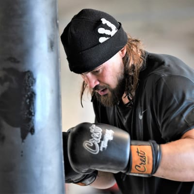 Glenn Sparv boxar mot säck i Vasa, augusti 2020.