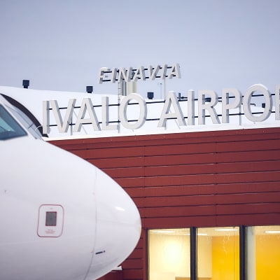 Lentokoneen nokka ja taustalla teksti Ivalo Airport.