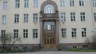 Ekåsens spykioatriska sjukhus i Ekenäs i vårbild,
