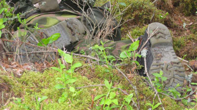 Soldat kryper i skogen