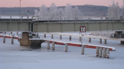Järnvägsbron över Pojoviken gick inte fast på fredagsmorgonen på grund av kölden.