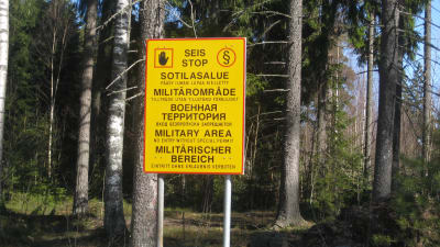 Skylten utanför skjutbaneområdet i Baggby talar sitt tydliga språk.